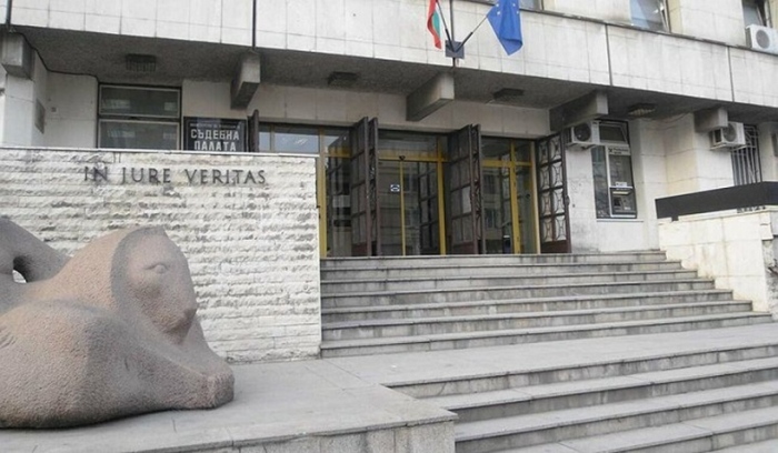 Близки погребаха тайно мъж в двора