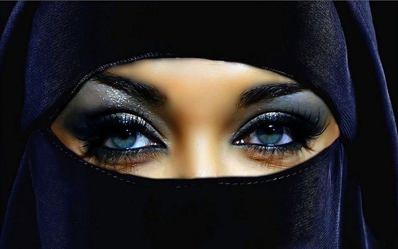 Тайните на красивите източни жени. Ресниците на арабските жени по природа са дълги. Източните дами обичат органичната козметика.