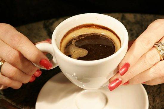 Оказва се, че кафето не само ободрява преди началото на тежък работен ден, но и удължава живота. Намалява риска от сърдечно-съдови заболявания, развитие на диабет от втори тип и дори, колкото и да е странно, развитието на някои неврологични проблеми.
