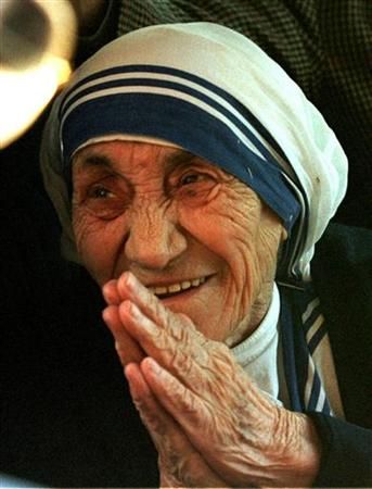 Житейски съвети от Майка Тереза. Майка Тереза е родена на 26 август 1910 г.в Скопие. Светското й име е Агнес Гондже Бояджиу. По произход е албанка. Известна е с всеотдайните си грижи за най-нисшите касти в Индия. През 1950 г. тя основава ордена Мисионери на милосърдието. Сайтът на Силвето. Следвай ме - Вяра.
