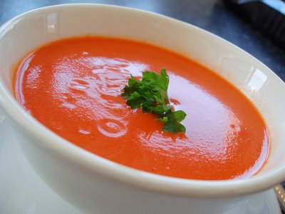 Доматена супа с грис. През есента вече не можем да се радваме на вкусни домати, но от последната реколта можем да приготвим редица приятни неща за хапване, запазили вкуса на лятото. Едно от тях е супата домати и грис. Приготвя се лесно и бързо. Продукти: домати – ½ кг, грис – 1 кафена чаша, олио (зехтин) – 2 – 3 супени лъжици, магданоз – 1 малка връзка или ½ голяма, черен пипер и сол – на вкус, вода – 1 литър (при необходимост може да се добави повече). Следвеай ме - Гурме