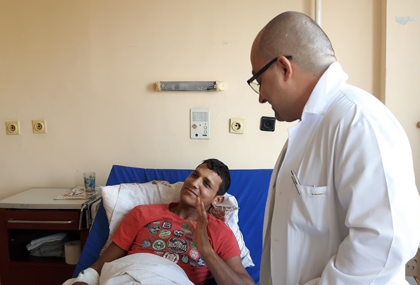 Млад мъж проходи отново след операция в УМБАЛ Бургас. 21-годишният Румен Русев отново може да ходи, благодарение на отделението по ортопедия на Университетската многопрофилна болница в Бургас. Преди да попадне в болницата, той се мъчил с недъг, който блокирал движенията му. Левият крак бил така изкривен, че той не можел да стъпва на него – влачил го по земята, трудно работел и се е чувствал половин човек. Следвай ме - Здраве