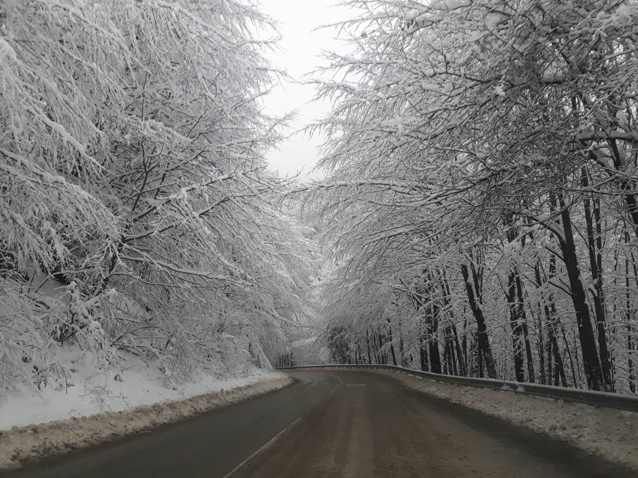 Пътищата опасни от неделя – сняг и силен вятър. се очакват заледявания в резултат на снеговалежи и силни североизточни ветрове, предупреждават от Агенцията пътна инфраструктура. Следвай ме - Общество