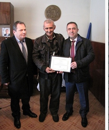 Министерство на околната среда и водите (МОСВ) награди с грамота жителя на силистренското село Зарица Сафет Халид в знак на благодарност за оказаната грижа за бедстващи щъркели, които той приюти в дома си. Следвай ме - Общество