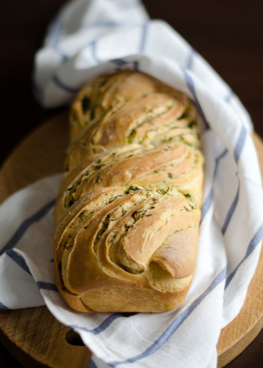 Кранц – хляб с чесън и зелени подправки. Хлябът кранц води началото си от Алпите. Освен вариант с подправки, за който „Следвай ме” ви предлага рецепта, той може да бъде още сладък с плънка или със стафиди и всякакви други сушени плодове. Следвай ме - Гурме