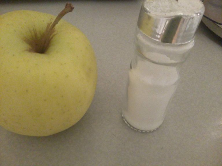 Ябълка със сол премахва главоболието