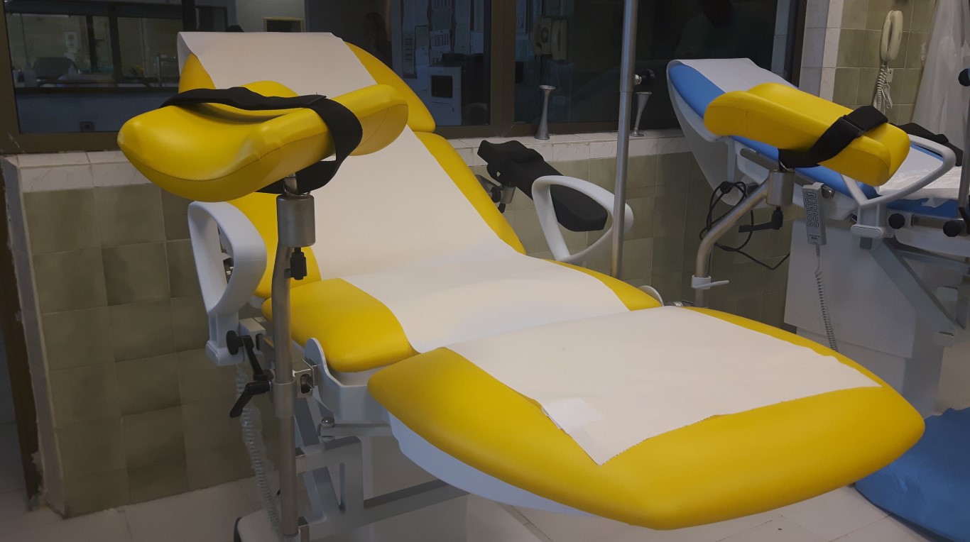 Родилните зали на Университетскат болница в Бургас вече посрещат бъдещите майки с изцяло подменени легла. Те са електрически, олекотени, мобилни и много по-удобни за родилките и персонала. Следвай ме - Здраве