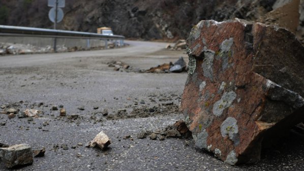 Повишена опасност има от падащи камъни по всички пътища в Смолянска област. Затова водачите трябва да шофират с повишено внимание и съобразена скорост, Следвай ме - Общество