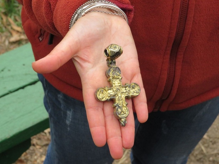 Старинен златен кръст с частица от Христовия кръст откриха археолози при разкопки на крепостта „Трапезица“ във Велико Търново. Следвай ме - Култура