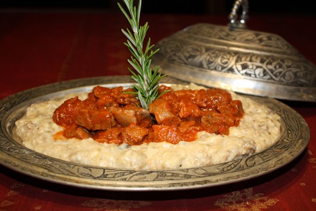 Хункар бейнеди – дворцовото блюдо за високи гости на султана. Хункар бейнеди (Hünkar Beğendi) е изискано турско блюдо от месо върху печени патладжани със сос бешамел. С него султани и везири са гощавали високи гости, дори една кралица. Следвай ме - Гурме