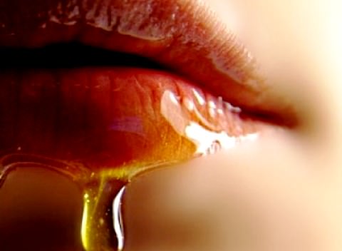 Съблазнителни и сочни устни с мед и куркума. Устните, подобно на лицето, изискват постоянни грижи, особено през зимата, за да не се напукват. За целта можете да използвате мляко или лосион за почистване на грим (не съдържащи спирт), а ако не разполагате с тях – растително масло или подхранващ крем. Следвай ме - Стил