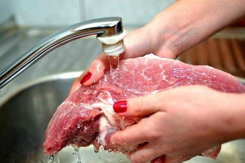Ако миете месото преди гответе, това е огромна грешка. От това, че през него ще мине вода не означава, че то ще бъде изчистено от микроорганизми. Те загиват при висока термична обработка. Следвай ме -У дома