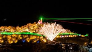 Светлинното шоу „Звук и светлина” във Велико Търново ще бъде излъчено безплатно три пъти през декември, съобщиха от общината. Следвай ме - Общество