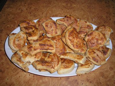 Крофли с джумерки (пръжки) е автентична тестена закуска от кухнята на банатските българи. Не само в танците и народните носии, но и в ястията те се отличават със спецификата си, което съвсем не е за сметка на вкуса, напротив. Следвай ме - Гурме