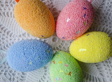 Нетрадиционни великденски украси за яйца Освен традиционните начини за боядисване на великденски яйца, съществуват и други, някои от тях много по-лесни, но оригинални и по нищо неотстъпващи по красота на обичайните оцветявания. Следвай ме - У дома