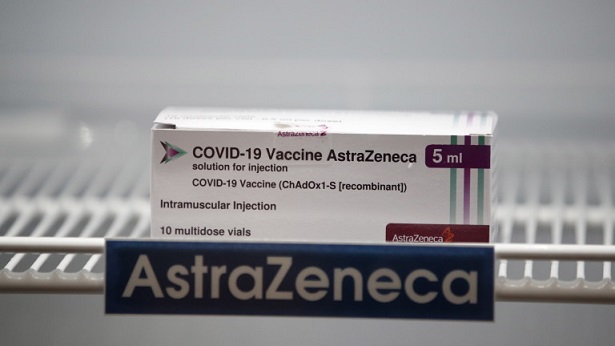 Ваксинирани сте с AstraZeneca, какво трябва да знаете Редица европейски държави, сред които и България, спряха ваксинациите с AstraZeneca, докато не бъдат изяснени случаите на тежки усложнения. Но какво трябва да знаят хората, които вече са ваксинирани с този препарат? ѝСледвай ме - Здраве
