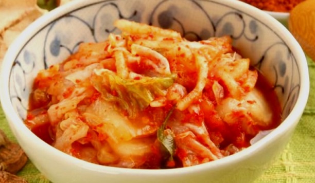 Кимчи облекчава симптомите на COVID-19 Тази корейска салата е богата на антиоксиданти и вещества, които укрепват имунитета и подсилват организма срещу инфекции. Следвай ме - Гурме / Здраве