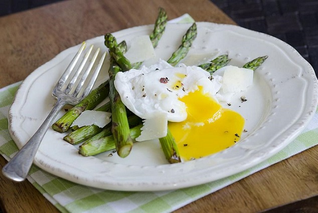 Аспержи с поширани яйца Една рецепта на италианския майстор-готвач Джино Д'Акампо. Следвай ме - Гурме