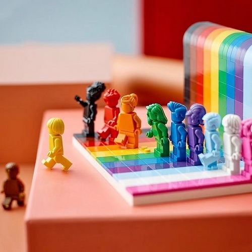 Пускат детски конструктор с безполови фигурки Производителят LEGO посрещава серията на ЛГБТ+ общността и расовото многообразие. Следвай ме - Общество