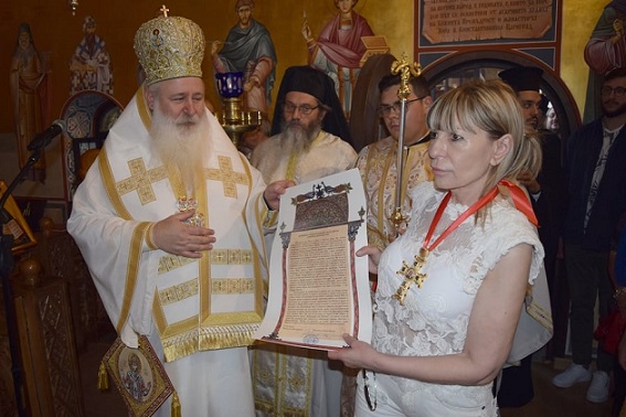 Нагръден кръст за дарителство на Татяна Попова Бачковският манастир отличи собственичката на веригата магазини 