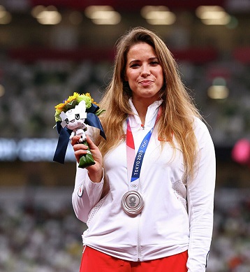Олимпийска шампионка продаде медала си, за да спаси дете Полякинята Мария Андрейчик иска да събере пари за операцията на 8-месечния Милош Следвай ме - Хоби / шоу