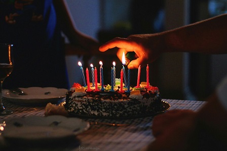 Духането на свещи върху тортата е опасно за здравето. Следвай ме - У дома /