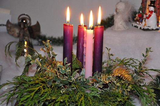 Коледният венец символизира раждането на Спасителя Изследователи смятат, че християните са го взаимствали от Римска традиция, преминала впоследствие и в древна Елада Следвай ме - У дома / Дом и семейство