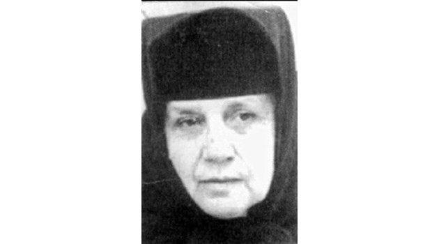 Монахиня Симфороза – неканонизираната мъченица Светското й име е Елена Георгиева Мечкова, една от изтезаваните и излежала присъда по време на комунистическия режим Следвай ме - Вяра / Общество