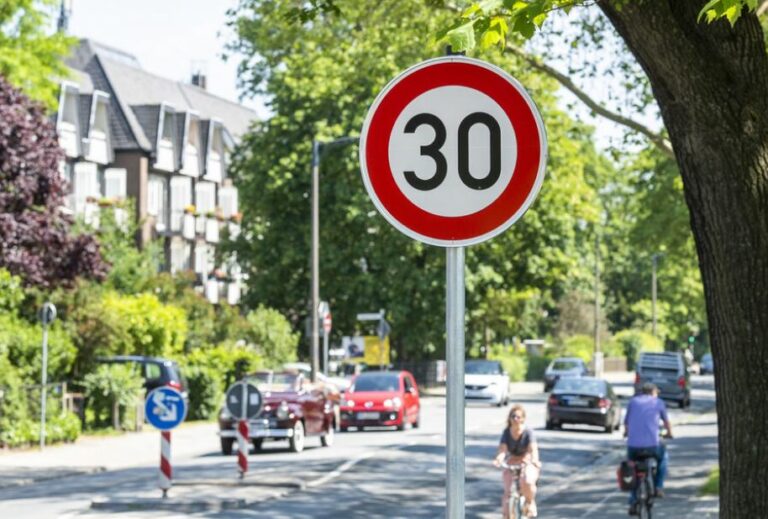 „Зона 30“ вече официално е в сила в София
