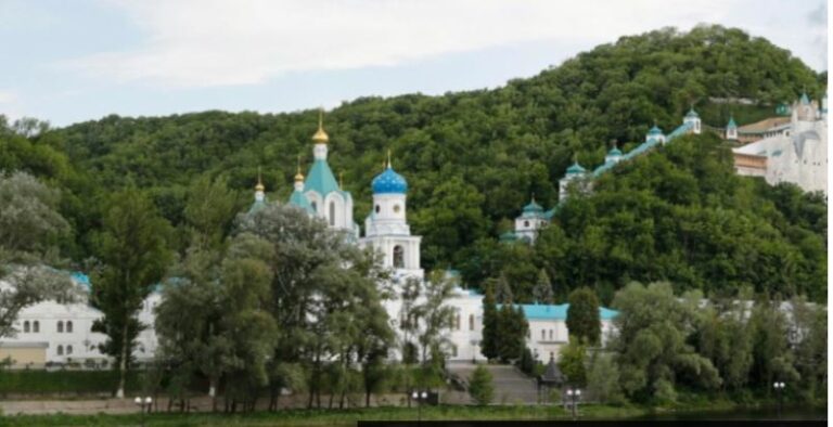 Бомбени удари над Светогорската лавра, приютила 520 бежанци(ВИДЕО)