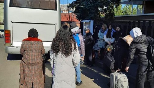 Българите с най-слабо съчувствие към украинците Държавата ще плаща още три месеца здравните осигуровки на бежанците от Украйна, местят 60 000 от хотели във ведомствени бази. Следвай ме - Общество