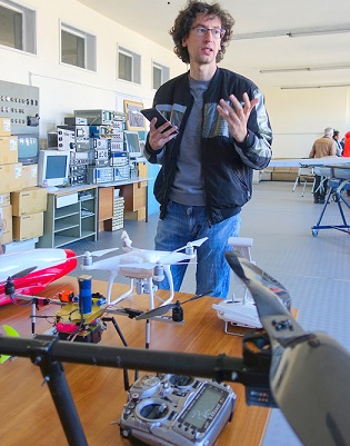 Еко дрон доставя пратки до 5 кг безпилотно Разработката е на младия инж. Момчил Георгиев от Института за космически изследвания и технологии към БАН. Следвай ме - Общество / Образование