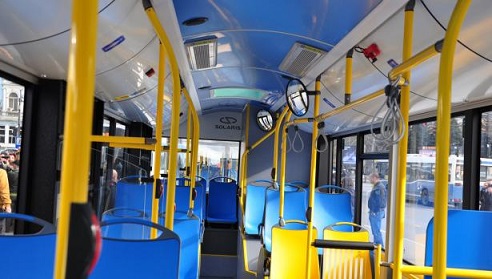 Почасов билет за градския транспорт в София Отпадат месечните карти за една линия в столицата, ученици и студенти ще пътуват за 10 лева целогодишно. Следвай ме - Общество