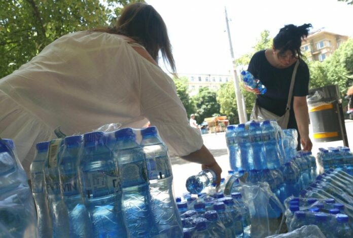 Раздават минерална вода в София Започва миене на възлови булеварди в столицата за разхлаждане в жегите, цистерните минават на 26 и 27 юли. Следвай ме - Здраве /Общество