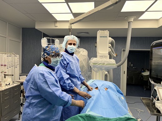 Заменят сложна операция с иновативен безкръвен метод Имплантиране на стент графт на пациенти с аневризми се поема от НЗОК и се прави в Университетската болница „Свети Георги” в Пловдив Следвай ме - Здраве