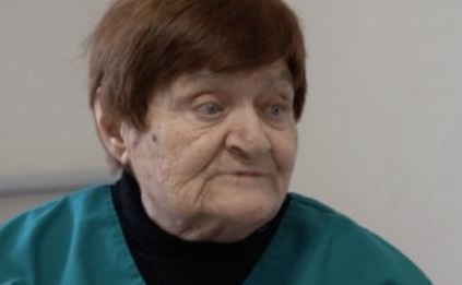 86-годишна лекарка работи на три места Д-р Латинка Цветанова е физиотерапевт, труди се, за да издържа осиротелия си внук, има 60 години стаж Следвай ме - Здраве / Общество