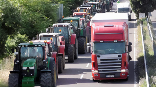 Вижте кои главни пътища и ГКПП-та ще бъдат блокирани Така земеделските производители изразяват недоволството си от решението на парламента за внос на украинско зърно у нас Следвай ме - Общество