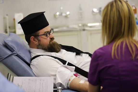 Свещеници даряват кръв за пациентите във ВМА Следвай ме - Здраве, Вяра