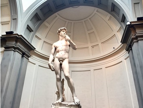 Бранят мъжкото достойнство на Давид Италианските специалисти са обезпокоени, че скулптората на Микеланджело е застрашена от туристическия кич Следвай ме - Култура
