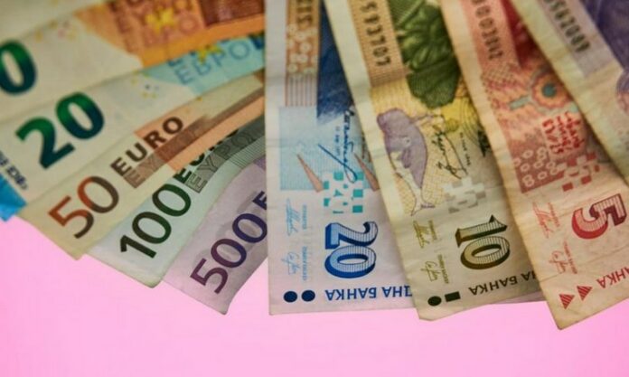 Еврото отвъд числата Как валутната промяна ще засягне различните обществени групи Следвай ме - Общество