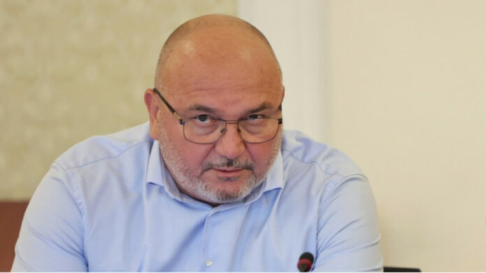 Разнобой в посланията на институциите за еврото Любомир Дацов: Шефът на НАП каза някои неща, които не са верни. Объркани са ни посланията Следвай ме - Общество